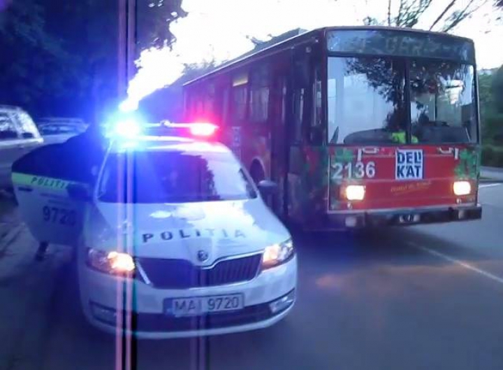 SCANDAL la Botanica! Un tânăr a chemat poliţia când a văzut cum au fost parcate câteva maşini cu numere diplomatice (FOTO/VIDEO)