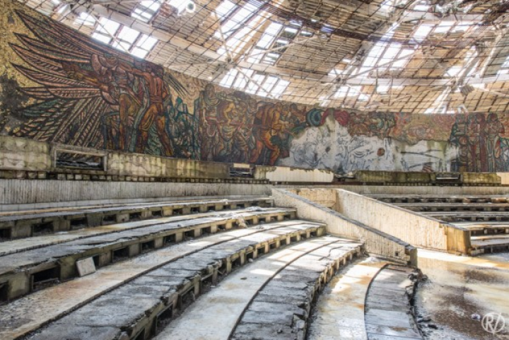 OZN-ul din Balcani sau "nava extraterestră" închinată comunismului, în paragină de 20 de ani (GALERIE FOTO)