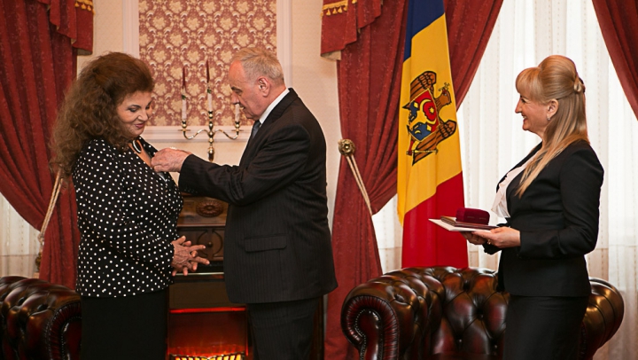 Interpreta Irina Loghin a fost decorată de Nicolae Timofti cu Ordinul de Onoare (GALERIE FOTO)