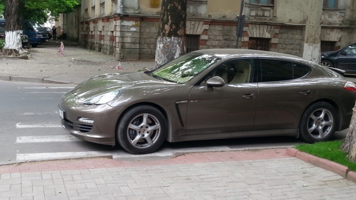 Automobil de lux, parcat CU NESIMŢIRE pe strada Mihai Eminescu din Chişinău (FOTO)