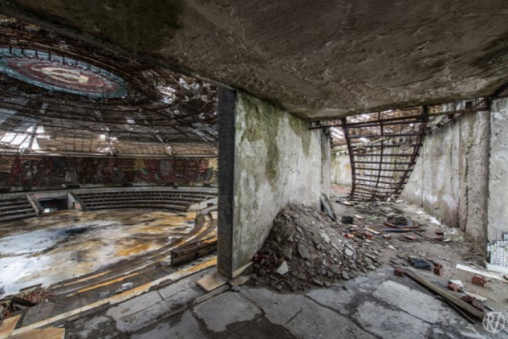 OZN-ul din Balcani sau "nava extraterestră" închinată comunismului, în paragină de 20 de ani (GALERIE FOTO)