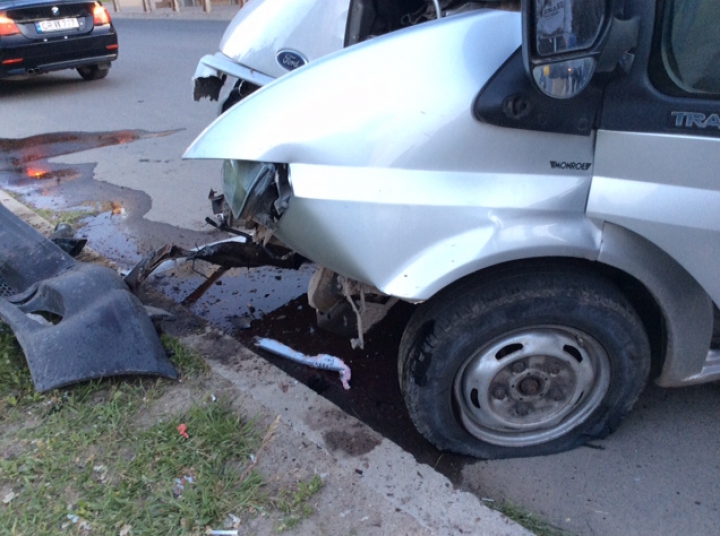 Accident rutier la Ciocana! Două automobile s-au ciocnit în apropierea unei treceri de pietoni (FOTO)