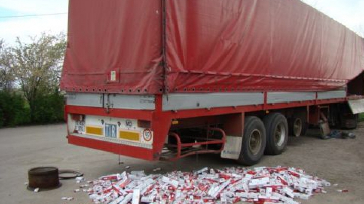 Un camion cu peste 12 milioane de ţigări din Chişinău, reţinut la vama Albiţa. REACŢIA Serviciului Vamal din Moldova