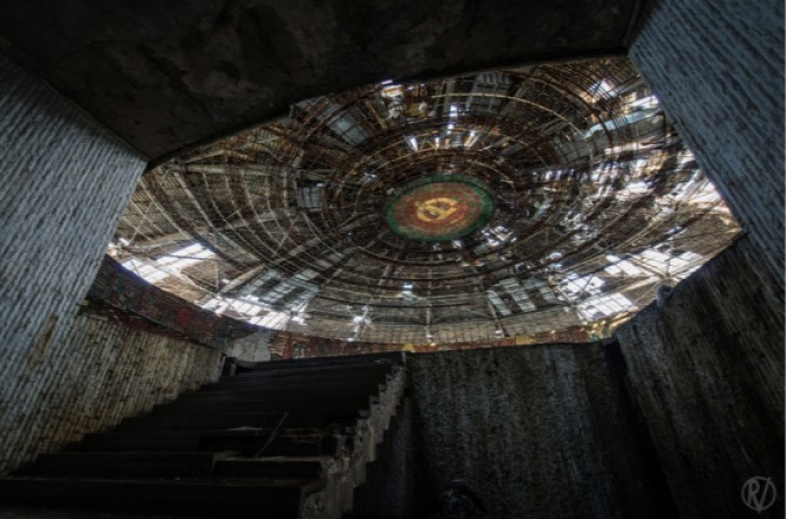 OZN-ul din Balcani sau "nava extraterestră" închinată comunismului, în paragină de 20 de ani (GALERIE FOTO)