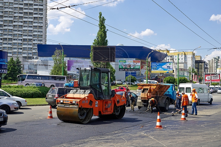 Circulație infernală pe o stradă din capitală! Șoferii au stat ore în şir în ambuteiaje (FOTO/VIDEO)