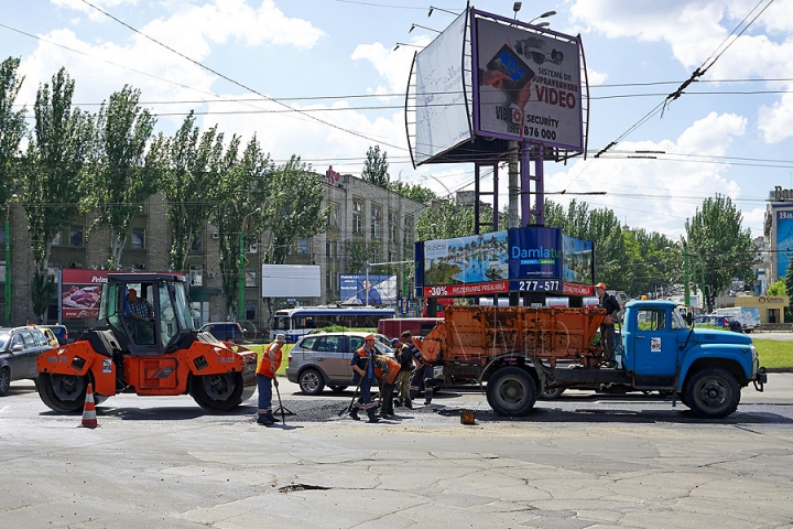 Circulație infernală pe o stradă din capitală! Șoferii au stat ore în şir în ambuteiaje (FOTO/VIDEO)