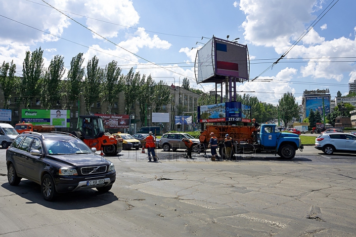 Circulație infernală pe o stradă din capitală! Șoferii au stat ore în şir în ambuteiaje (FOTO/VIDEO)