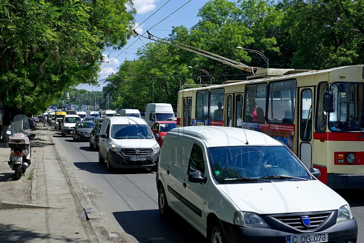 Circulație infernală pe o stradă din capitală! Șoferii au stat ore în şir în ambuteiaje (FOTO/VIDEO)