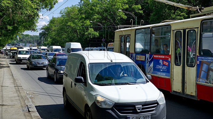 Circulație infernală pe o stradă din capitală! Șoferii au stat ore în şir în ambuteiaje (FOTO/VIDEO)