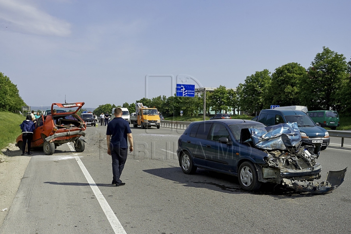 Dublu ghinion la Stăuceni: Un şofer a fost lovit de o maşină în timp ce îşi repara vehiculul propriu  (GALERIE FOTO)