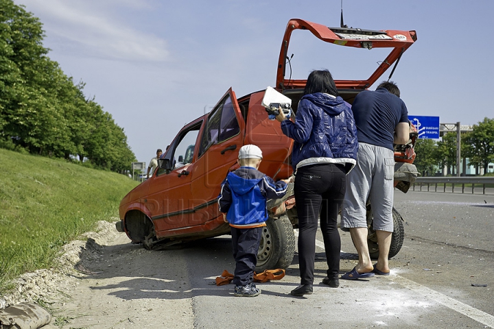 Dublu ghinion la Stăuceni: Un şofer a fost lovit de o maşină în timp ce îşi repara vehiculul propriu  (GALERIE FOTO)