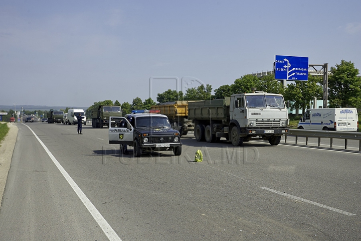 Dublu ghinion la Stăuceni: Un şofer a fost lovit de o maşină în timp ce îşi repara vehiculul propriu  (GALERIE FOTO)