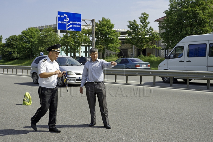 Dublu ghinion la Stăuceni: Un şofer a fost lovit de o maşină în timp ce îşi repara vehiculul propriu  (GALERIE FOTO)