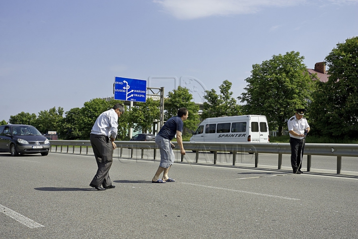 Dublu ghinion la Stăuceni: Un şofer a fost lovit de o maşină în timp ce îşi repara vehiculul propriu  (GALERIE FOTO)