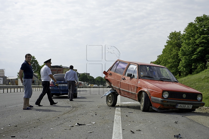 Dublu ghinion la Stăuceni: Un şofer a fost lovit de o maşină în timp ce îşi repara vehiculul propriu  (GALERIE FOTO)