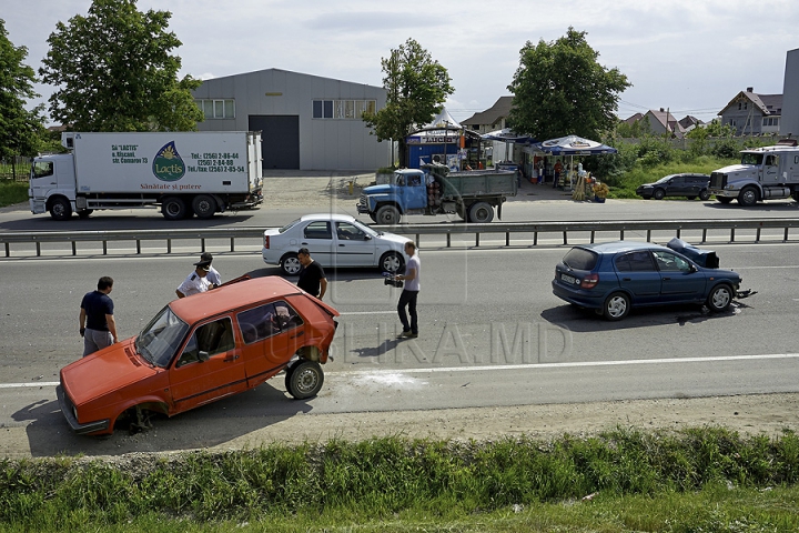 Dublu ghinion la Stăuceni: Un şofer a fost lovit de o maşină în timp ce îşi repara vehiculul propriu  (GALERIE FOTO)