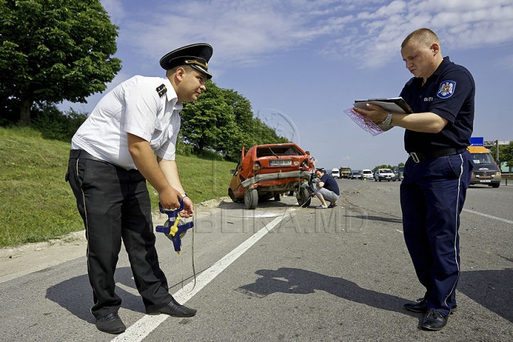 Dublu ghinion la Stăuceni: Un şofer a fost lovit de o maşină în timp ce îşi repara vehiculul propriu  (GALERIE FOTO)