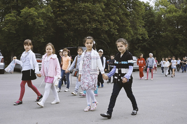 Zeci de copii nu și-au putut rupe ochii de la avioane. Vor avea ce povesti după o excursie la Aeroportul Chișinău (GALERIE FOTO)