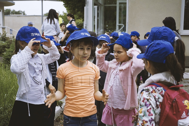 Zeci de copii nu și-au putut rupe ochii de la avioane. Vor avea ce povesti după o excursie la Aeroportul Chișinău (GALERIE FOTO)