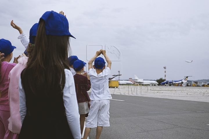 Zeci de copii nu și-au putut rupe ochii de la avioane. Vor avea ce povesti după o excursie la Aeroportul Chișinău (GALERIE FOTO)