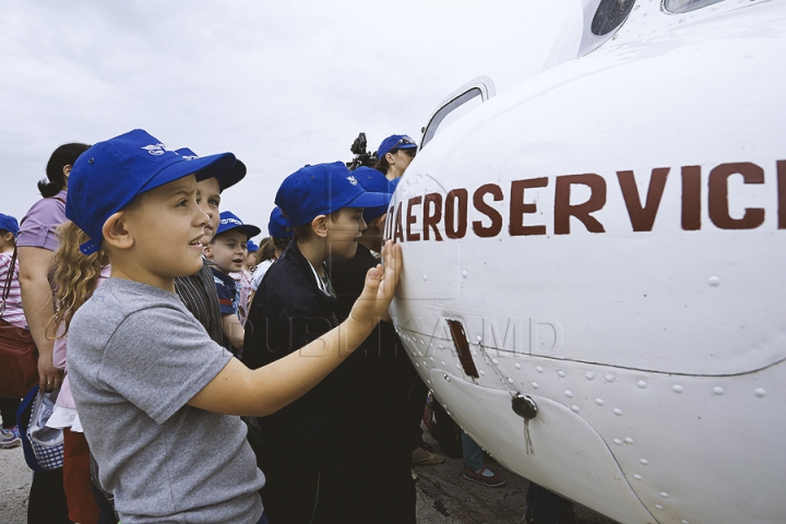 Zeci de copii nu și-au putut rupe ochii de la avioane. Vor avea ce povesti după o excursie la Aeroportul Chișinău (GALERIE FOTO)