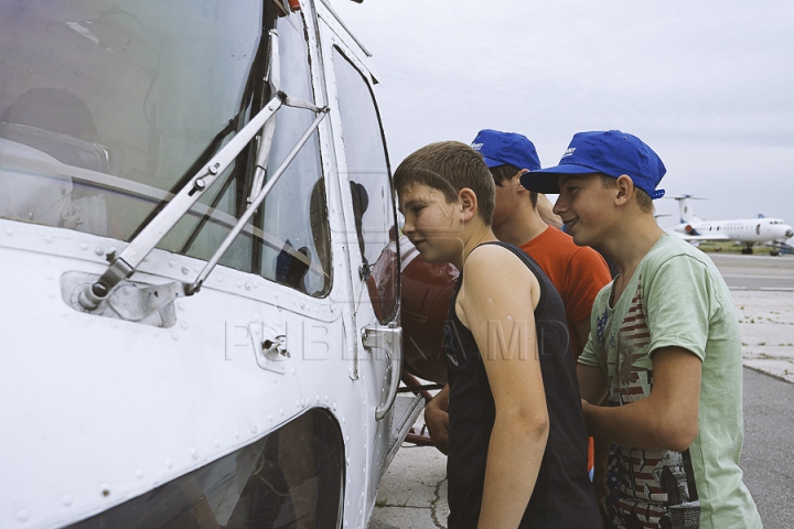 Zeci de copii nu și-au putut rupe ochii de la avioane. Vor avea ce povesti după o excursie la Aeroportul Chișinău (GALERIE FOTO)