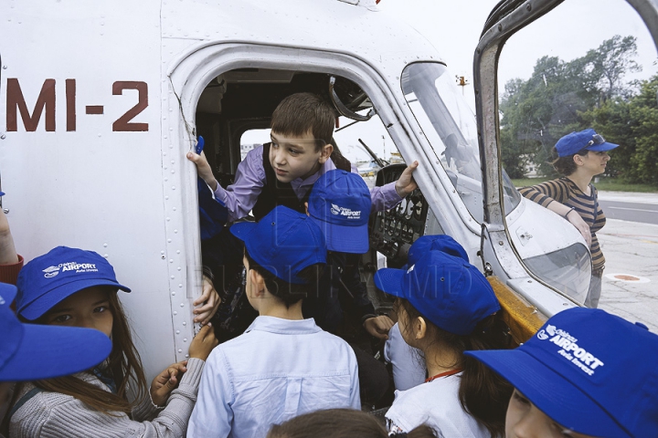 Zeci de copii nu și-au putut rupe ochii de la avioane. Vor avea ce povesti după o excursie la Aeroportul Chișinău (GALERIE FOTO)