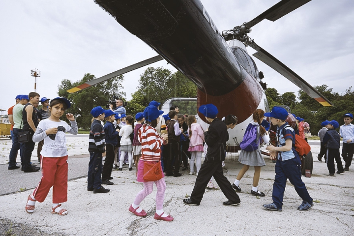 Zeci de copii nu și-au putut rupe ochii de la avioane. Vor avea ce povesti după o excursie la Aeroportul Chișinău (GALERIE FOTO)