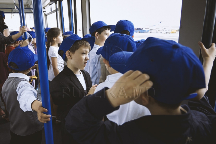 Zeci de copii nu și-au putut rupe ochii de la avioane. Vor avea ce povesti după o excursie la Aeroportul Chișinău (GALERIE FOTO)