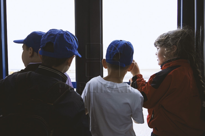 Zeci de copii nu și-au putut rupe ochii de la avioane. Vor avea ce povesti după o excursie la Aeroportul Chișinău (GALERIE FOTO)