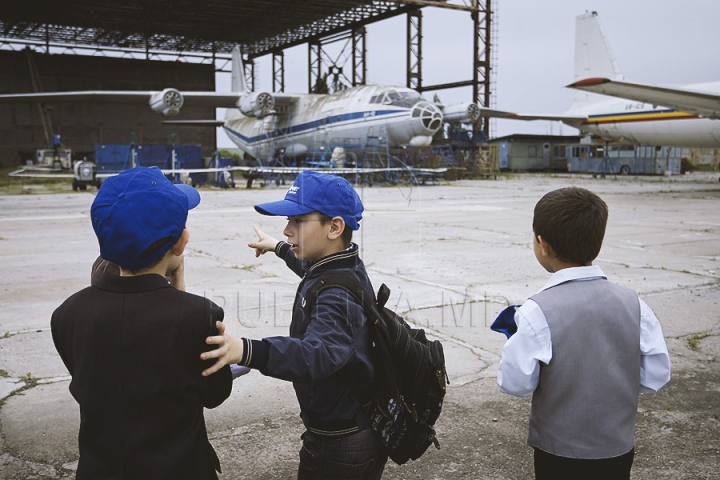 Zeci de copii nu și-au putut rupe ochii de la avioane. Vor avea ce povesti după o excursie la Aeroportul Chișinău (GALERIE FOTO)