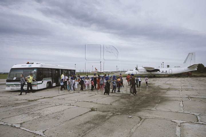 Zeci de copii nu și-au putut rupe ochii de la avioane. Vor avea ce povesti după o excursie la Aeroportul Chișinău (GALERIE FOTO)