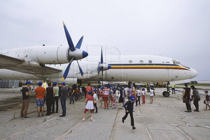 Zeci de copii nu și-au putut rupe ochii de la avioane. Vor avea ce povesti după o excursie la Aeroportul Chișinău (GALERIE FOTO)