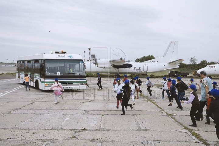 Zeci de copii nu și-au putut rupe ochii de la avioane. Vor avea ce povesti după o excursie la Aeroportul Chișinău (GALERIE FOTO)