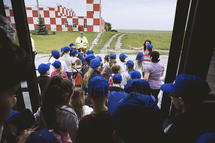 Zeci de copii nu și-au putut rupe ochii de la avioane. Vor avea ce povesti după o excursie la Aeroportul Chișinău (GALERIE FOTO)