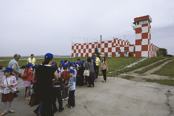 Zeci de copii nu și-au putut rupe ochii de la avioane. Vor avea ce povesti după o excursie la Aeroportul Chișinău (GALERIE FOTO)