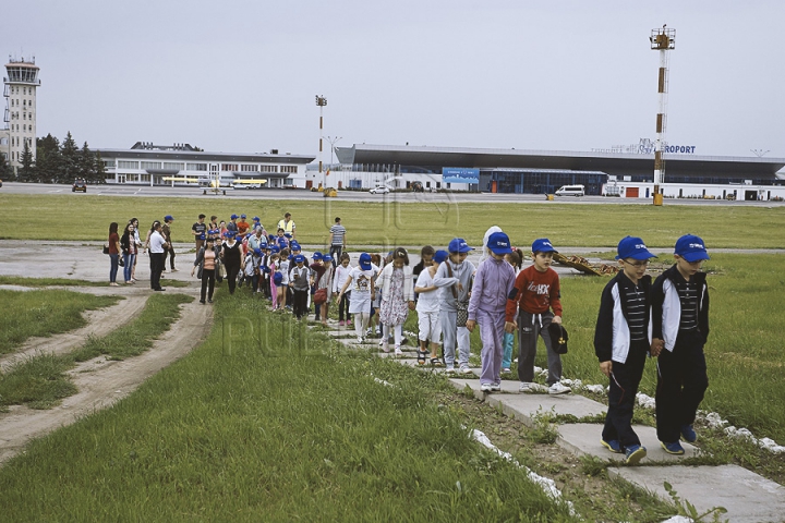 Zeci de copii nu și-au putut rupe ochii de la avioane. Vor avea ce povesti după o excursie la Aeroportul Chișinău (GALERIE FOTO)