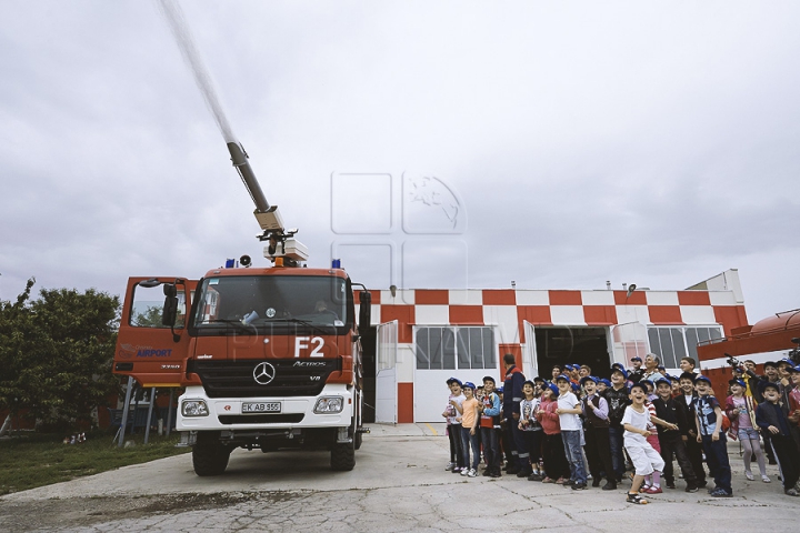 Zeci de copii nu și-au putut rupe ochii de la avioane. Vor avea ce povesti după o excursie la Aeroportul Chișinău (GALERIE FOTO)