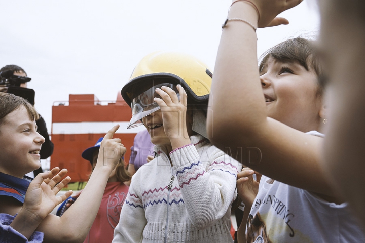 Zeci de copii nu și-au putut rupe ochii de la avioane. Vor avea ce povesti după o excursie la Aeroportul Chișinău (GALERIE FOTO)
