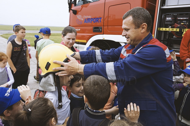 Zeci de copii nu și-au putut rupe ochii de la avioane. Vor avea ce povesti după o excursie la Aeroportul Chișinău (GALERIE FOTO)