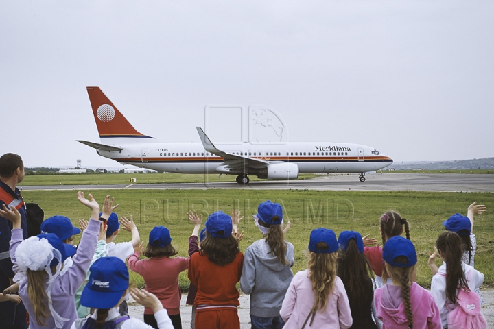 Zeci de copii nu și-au putut rupe ochii de la avioane. Vor avea ce povesti după o excursie la Aeroportul Chișinău (GALERIE FOTO)