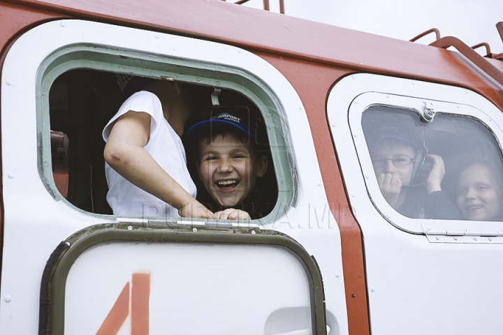 Zeci de copii nu și-au putut rupe ochii de la avioane. Vor avea ce povesti după o excursie la Aeroportul Chișinău (GALERIE FOTO)
