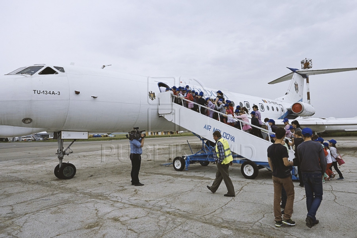 Zeci de copii nu și-au putut rupe ochii de la avioane. Vor avea ce povesti după o excursie la Aeroportul Chișinău (GALERIE FOTO)