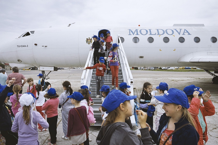 Zeci de copii nu și-au putut rupe ochii de la avioane. Vor avea ce povesti după o excursie la Aeroportul Chișinău (GALERIE FOTO)