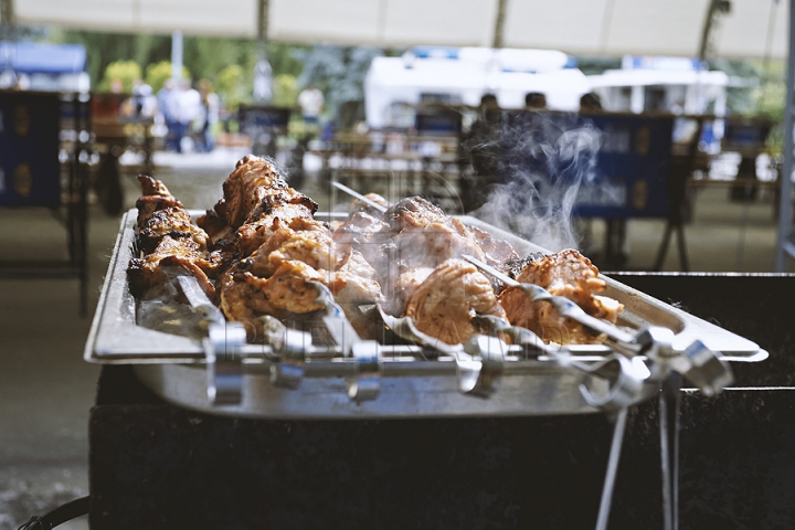 Nu poţi trece pe alături! Bucătarii pregătesc frigărui de-ţi lasă gura apă la festivalul Barbeque (GALERIE FOTO)