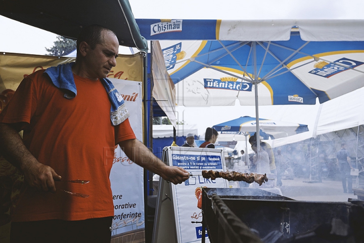 Nu poţi trece pe alături! Bucătarii pregătesc frigărui de-ţi lasă gura apă la festivalul Barbeque (GALERIE FOTO)