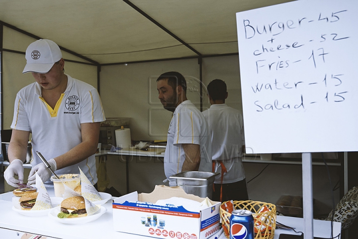 Nu poţi trece pe alături! Bucătarii pregătesc frigărui de-ţi lasă gura apă la festivalul Barbeque (GALERIE FOTO)