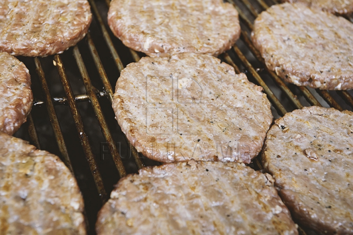 Nu poţi trece pe alături! Bucătarii pregătesc frigărui de-ţi lasă gura apă la festivalul Barbeque (GALERIE FOTO)