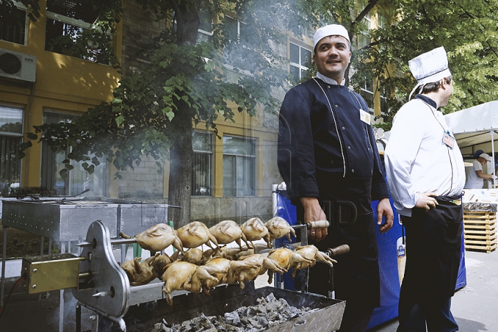 Nu poţi trece pe alături! Bucătarii pregătesc frigărui de-ţi lasă gura apă la festivalul Barbeque (GALERIE FOTO)