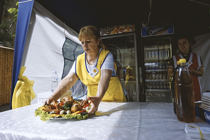 Nu poţi trece pe alături! Bucătarii pregătesc frigărui de-ţi lasă gura apă la festivalul Barbeque (GALERIE FOTO)